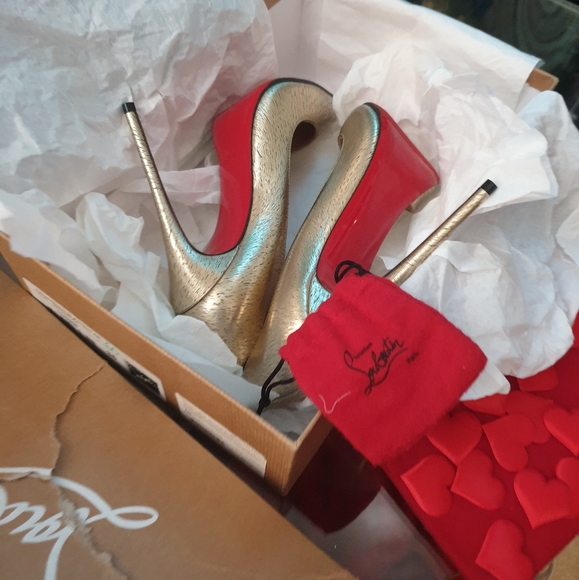Christian Louboutin - Picture 7 of 8